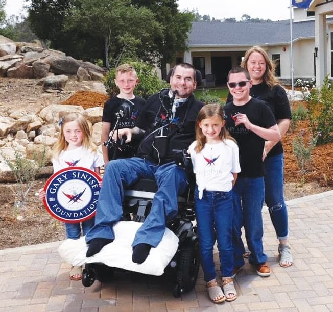 U.S. Navy Senior Chief Petty Officer (Ret.) Kenton Stacy, his wife Lindsey, and their four children: Logan, Mason, Annabelle, and Sadie