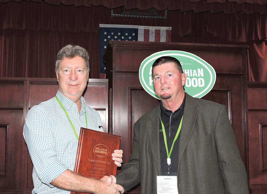 Joe Pryor (left), of Oaks Unlimited Inc., Waynesville, NC, received his 25-year AHMI membership award from Jay Reese, president of AHMI.