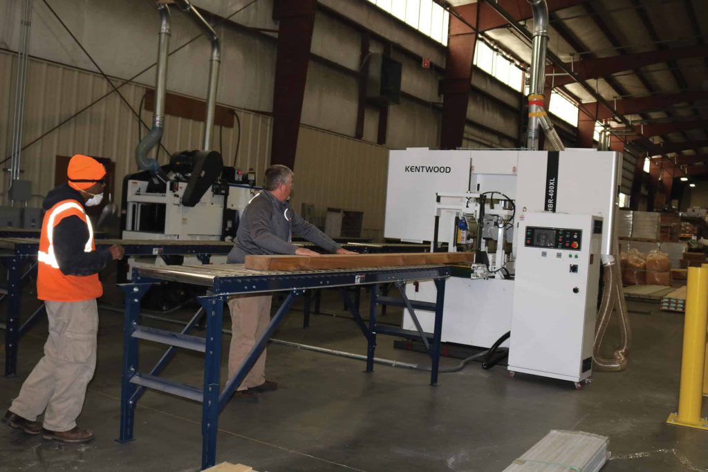  Timber manager Stephen Shellenberger feeds a piece of timber into the Kentwood HBR 400 XL Horizontal 12” Resaw at Forest Products Supply (FPS).