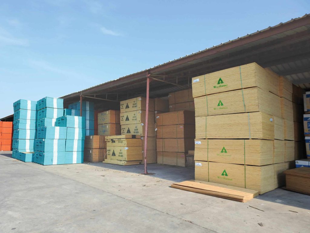 Product is protected in Oldham Lumber’s plywood shed. The company has the ability to sell plywood by truckload.